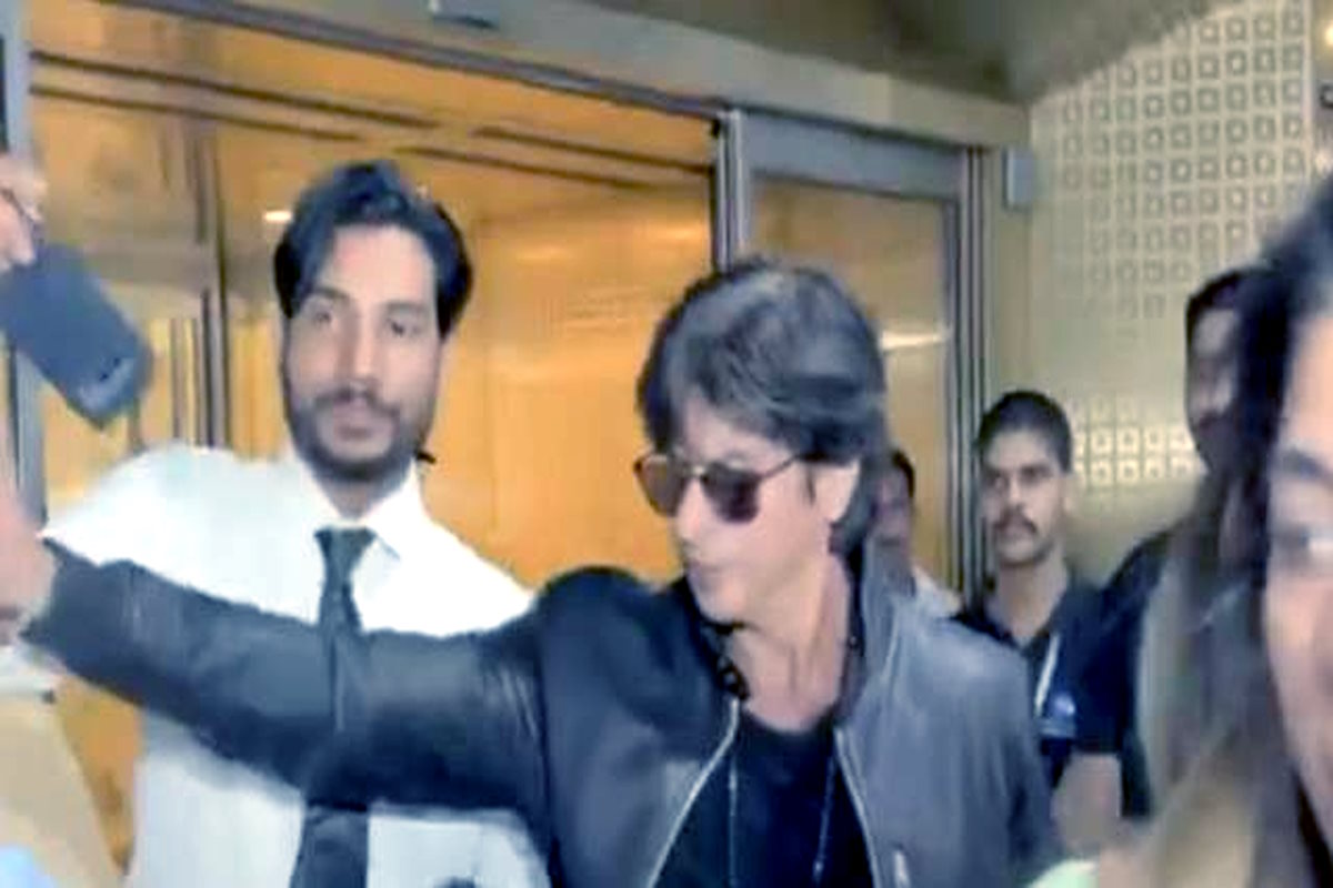 Shahrukh Khan Misbehaved With Fan at airport
